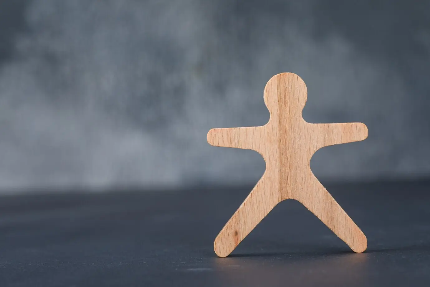 Концептуальное изображение о бизнесе и занятости с деревянной фигурой человека.